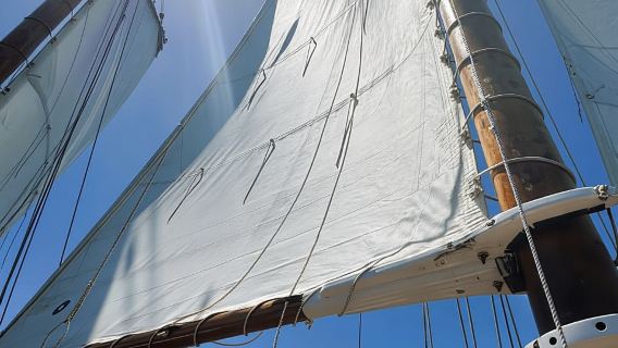 Boston: navigazione nel porto della nave alta