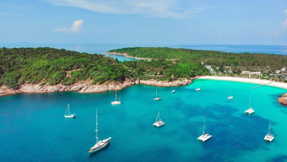 Phuket: Katamaran-Kreuzfahrt zur Koralleninsel mit Abendessen bei Sonnenuntergang