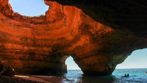 Aventure SUP aux eaux cristallines dans les grottes de Benagil