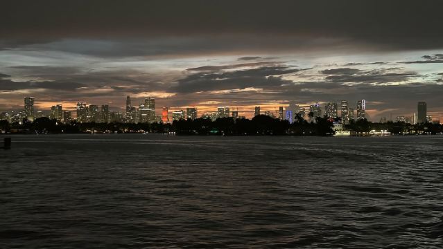 ไมอามี: ทัศนียภาพเส้นขอบฟ้าจากเรือ ทัศนาจรบ้านเศรษฐีและแม่น้ำ