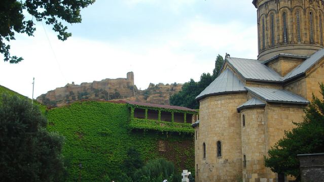 ナリカラ砦+シオニ大聖堂+硫黄浴場+グルジア人の母