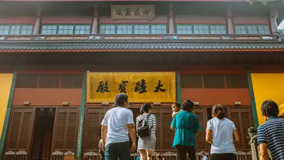 Hangzhou Lingyin Feilaifeng attraction+ guide Half Day [Free Beigaofeng one-way Going up Cableway]