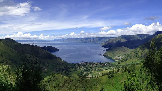 tur harian untuk menjelajahi dataran tinggi Brastagi & Danau Toba berangkat dari Medan