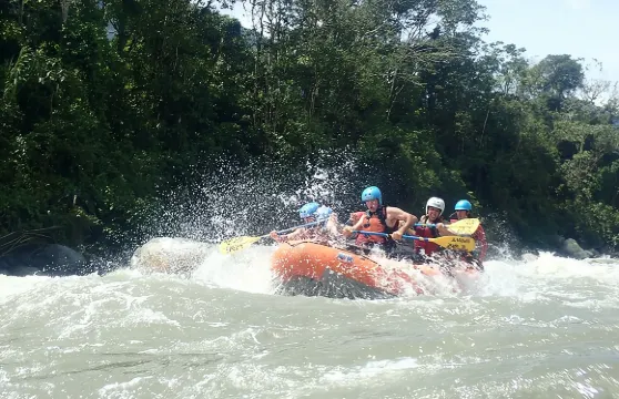 巴尼奧斯德阿瓜聖塔 (Baños de Agua Santa) 三級及四級以上激流泛舟