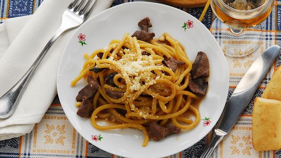 Market tour, lunch or dinner and show cooking at a Cesarina's home in Venice