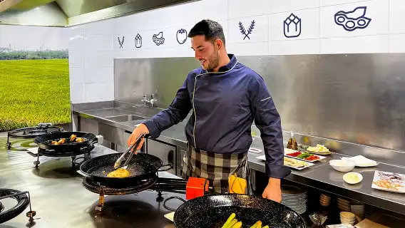 Paella Cooking Class, Wine Tasting & Central Market in Valencia