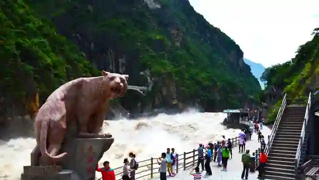 麗江拉市海+長江第一灣+香格里拉虎跳峽一日遊【8人純玩小團】