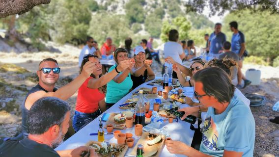 Orgosolo-Erlebnis: Wandmalereien und Kultur mit einem typischen Mittagessen