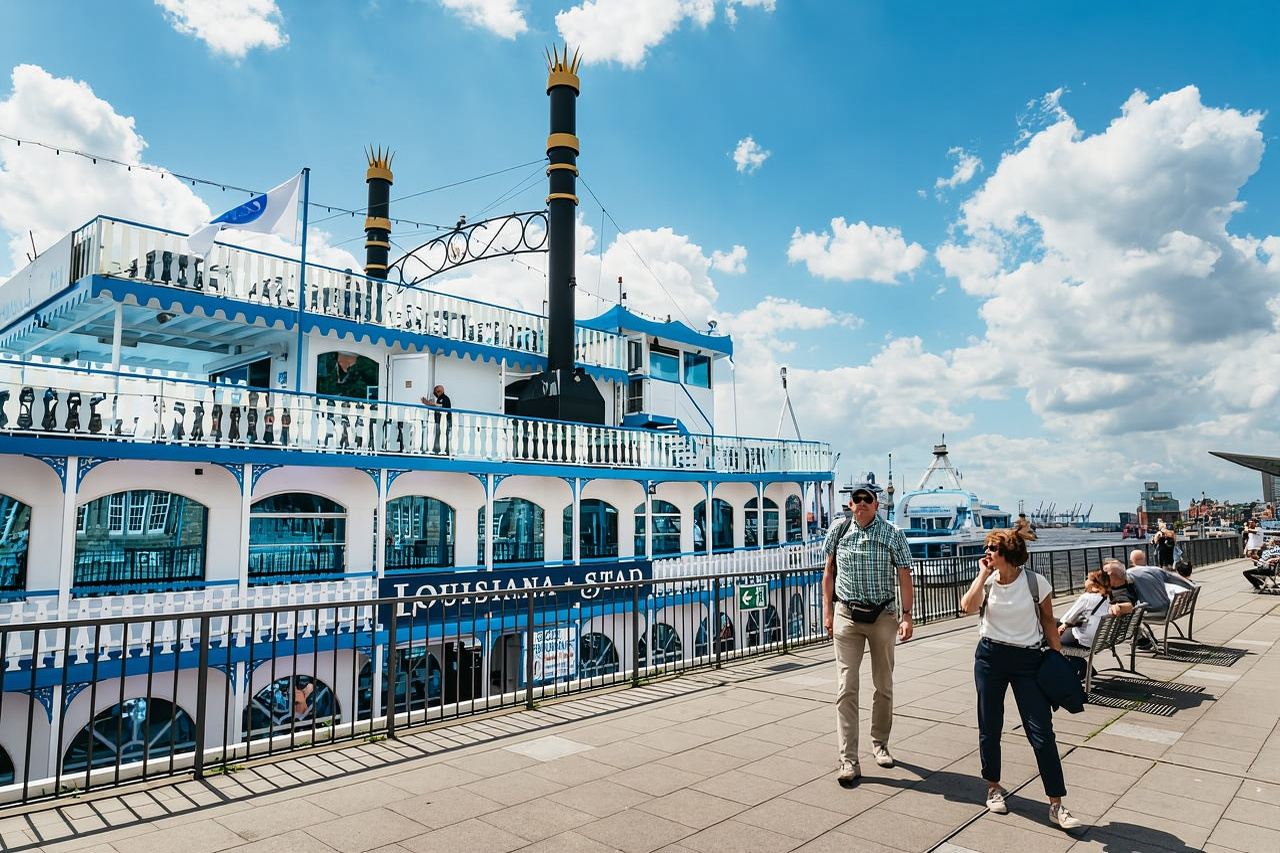 Hamburg: 1-Hour Harbor Sightseeing Cruise with HafenCity