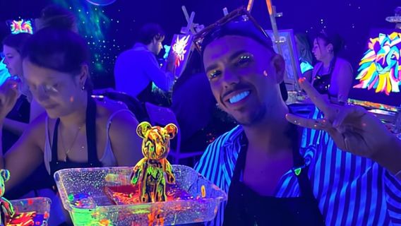 Barcellona: Pittura fluorescente a forma di orso-mattone|Vino e Arte