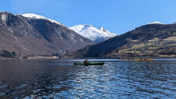 Olden: Guided beginner friendly fjord kayaking.Local company