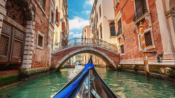 Terapung Secara Persendirian: Lawatan Gondola Peggy Guggenheim