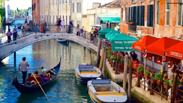 Venice: Gondola Ride and Skip the Line Doge's Palace Tour