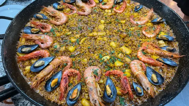 Valencia: Evening Guided Paella Workshop, Tapas, and Drinks