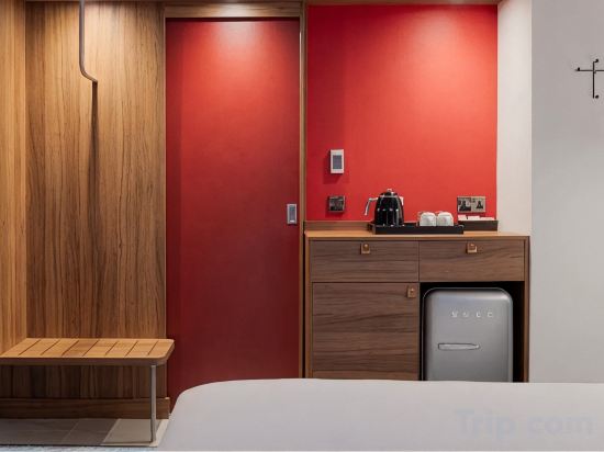 Hampton by Hilton London Waterloo - Tap to explore photos