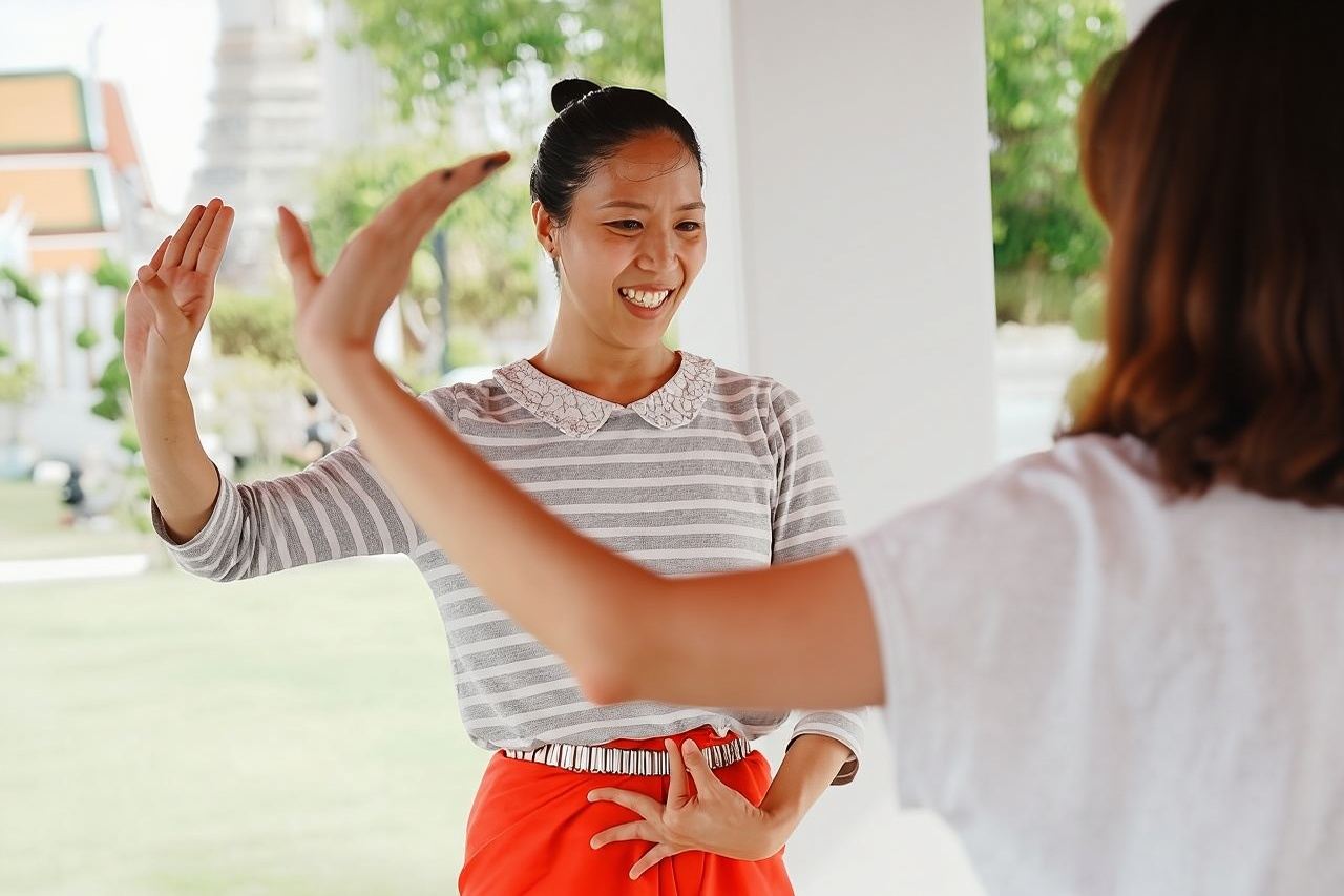 왓 아룬에서 태국 전통 춤 수업