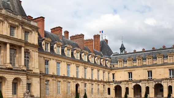 ヴェルサイユ宮殿、ヴェルサイユ庭園、フォンテーヌブロー宮殿を日帰りツアー【貸切チャーター車】