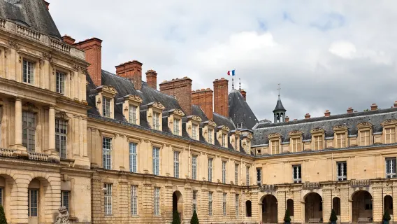 Versailles Palace, Versailles Gardens, and Fontainebleau Palace one-day tour[Chartered private charter]