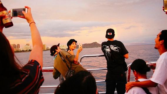 Honolulu: Sunset Waikiki Glass Bottom Boat Tour
