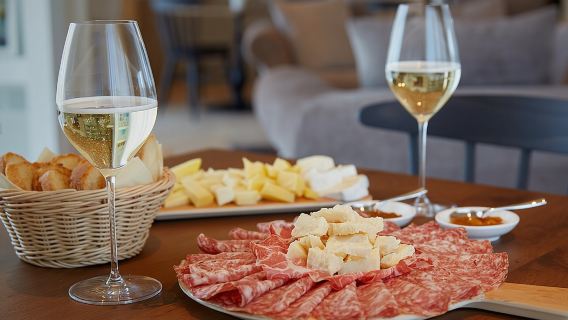 Unconventional Prosecco Tasting with Stunning View on Vineyards