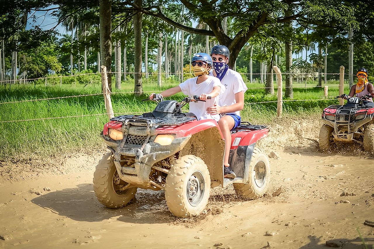 Petualangan ATV Kelompok Kecil ke Gua Air dan Pantai Makau