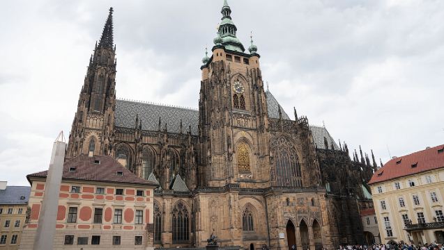 Small-Group Tour of Prague Castle with a local guide