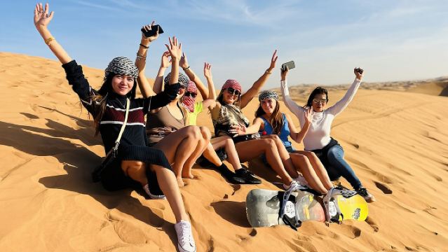 Miglior Safari nel Deserto di Dubai con Cena a Buffet, Sand Boarding e Spettacoli