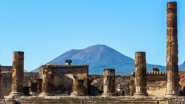 Dari Napoli ke Pompei dan Vesuvius