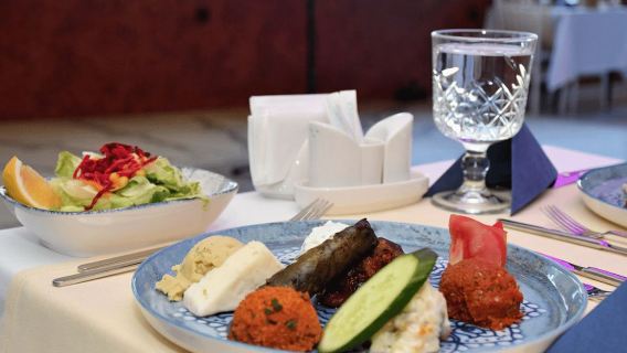 Istanbul: crociera con cena e spettacolo sul Bosforo con tavolo privato