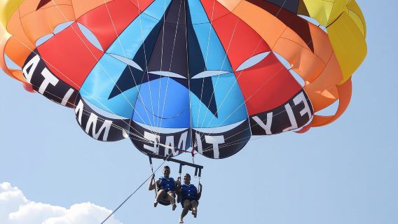 St. Julian's: Parasailing auf Malta mit Fotos und Videos