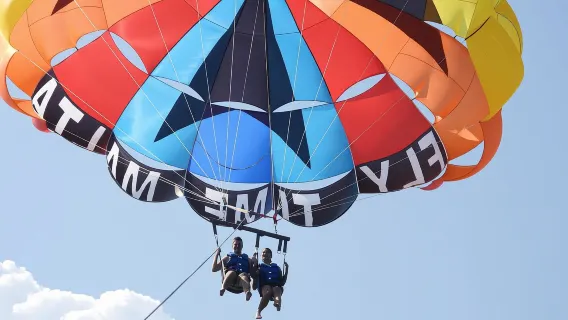 St. Julian's: Parasailing a Malta con foto e video