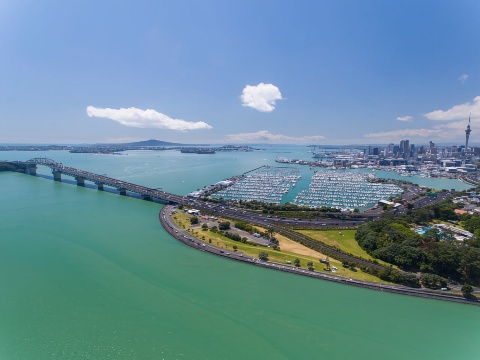 Kapal Pesiar Layar 1,5 Jam di Pelabuhan Auckland
