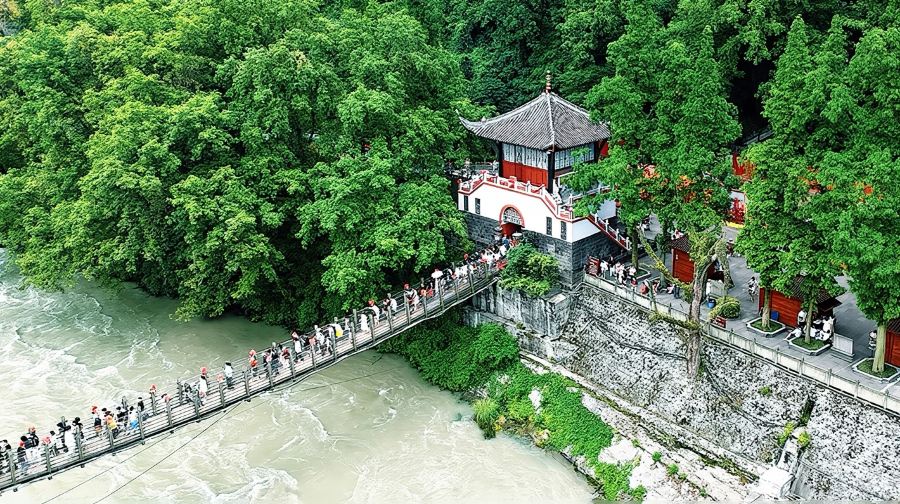6人小團◆成都+青城山+都江堰+藍眼淚一日遊◆門票+上門接送