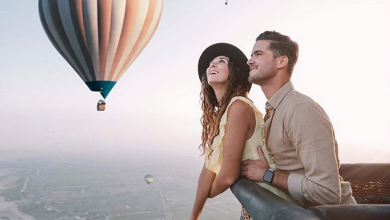 Excursion à la journée d'une journée à Louxor : vol en montgolfière au lever du soleil, balade en felouque au coucher du soleil et visite de la ville.