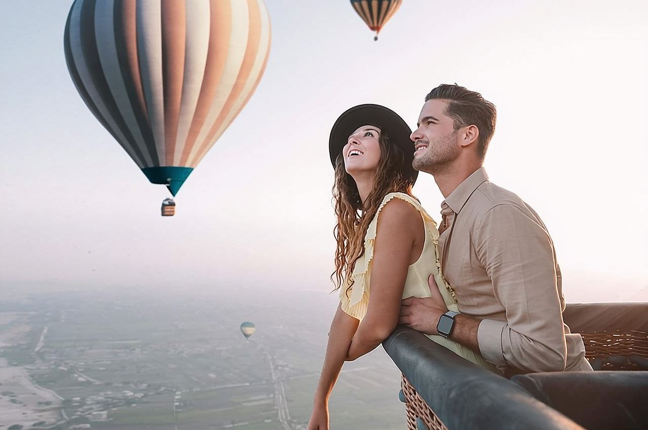 Escursione in mongolfiera all'alba di un giorno, giro in feluca al tramonto, tour giornaliero intero a Luxor