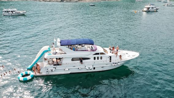 【香港ヨットレンタル】75フィートの豪華ヨット貸切(最大30名乗船)グループでのクルージング【ヨットKTV】ウォーターパーティー/ファミリーアクティビティ/ビジネスイベント