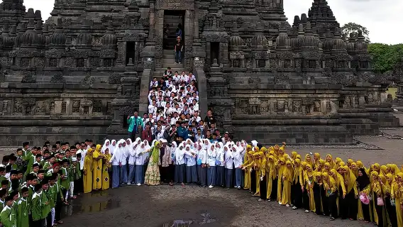 Borobudur & Prambanan temple with English/France/Italian guide