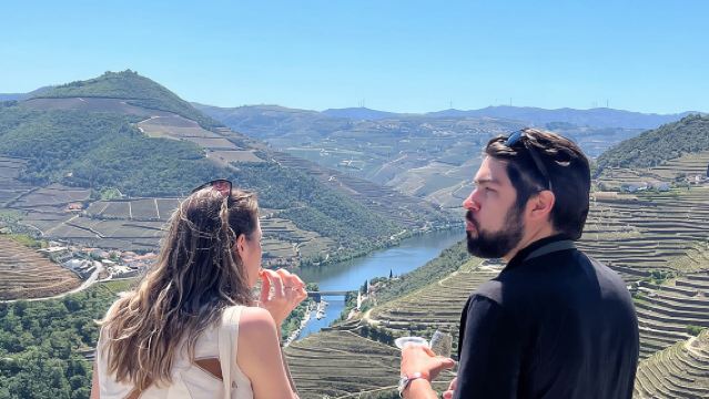 Weintour durch das Douro-Tal mit Verkostungen, Bootsfahrt und Mittagessen