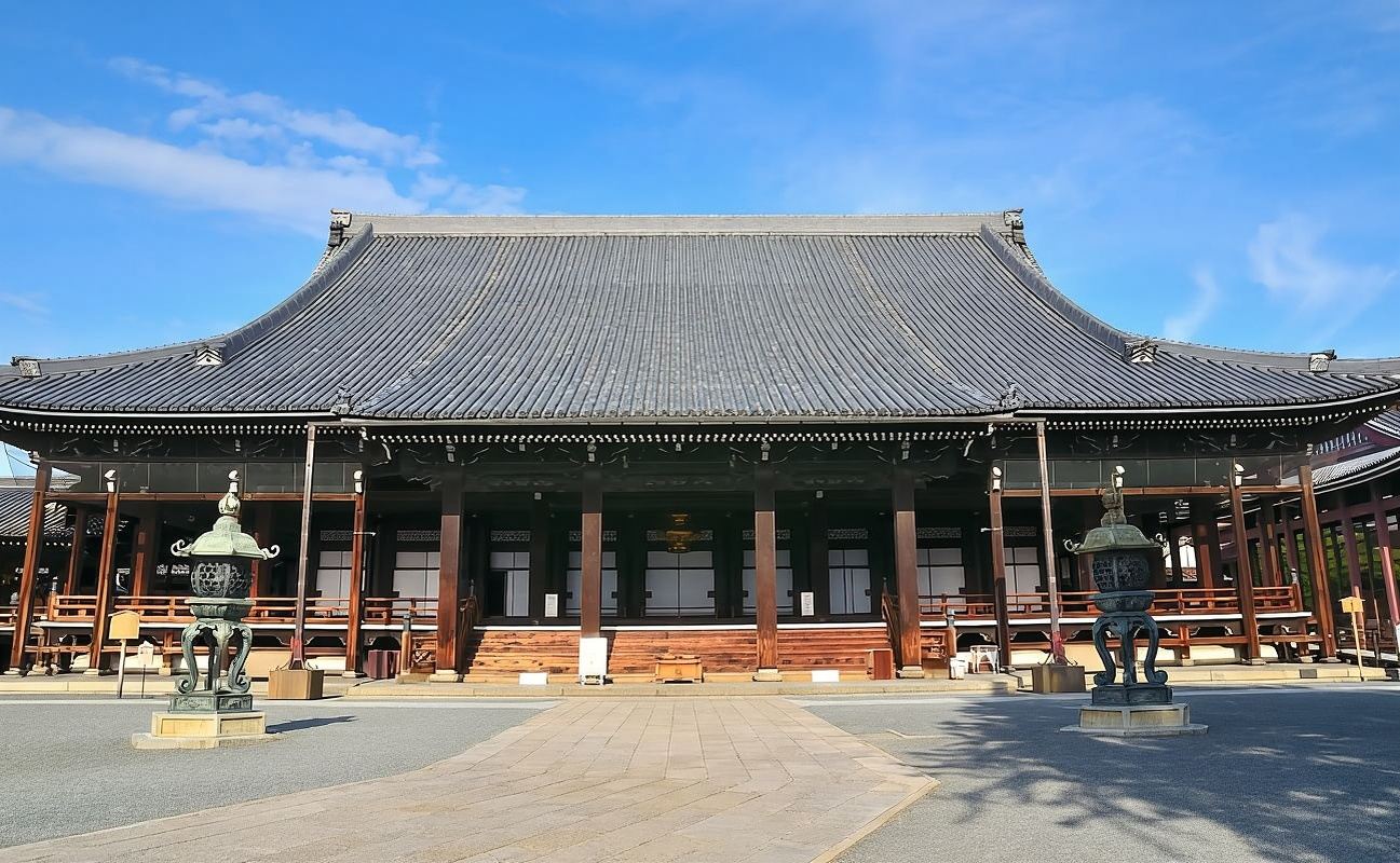 Kyoto: Nishi Honganji, Higashi Honganji, and Ginkakuji Tour