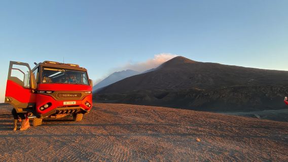 Da Taormina: Esperienza al tramonto sui crateri superiori dell'Etna