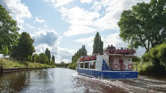 York: Daytime Sightseeing Boat Cruise with Live Commentary
