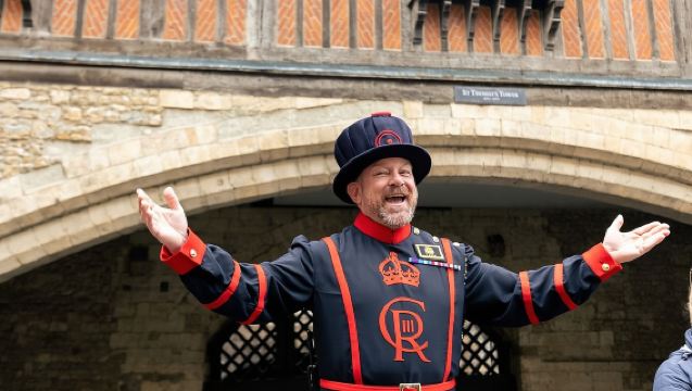 Tower of London & Crown Jewels Tour with Beefeater Meet & Greet