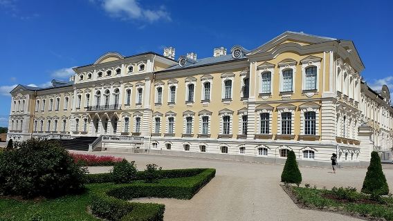 Private Trip from Vilnius to Riga: Hill of Crosses, Rundale Palace, Bauska castl