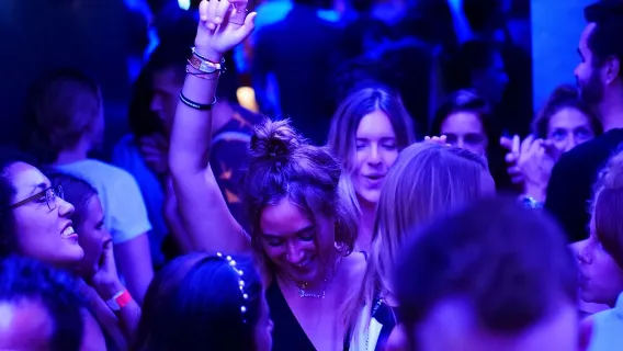 Tiệc Bar Crawl tại Riviera với đồ uống miễn phí và vé vào cửa VIP