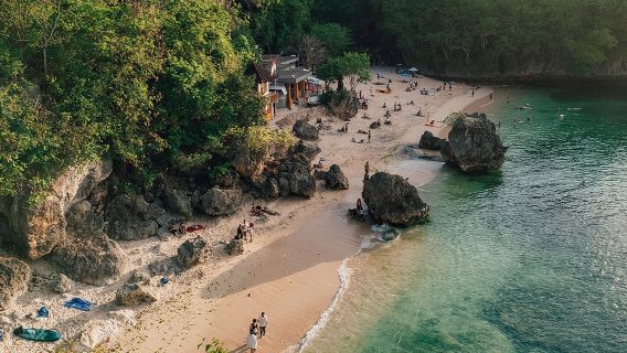 Die wunderschönen Strände Balis und der Sonnenuntergang am Uluwatu-Tempel mit Kecak-Tanzvorführung