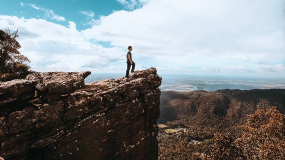 メルボルン・グランピアン国立公園ワンデーツアー【峡谷ハイキング+マッケンジー滝+ボローカ展望台】