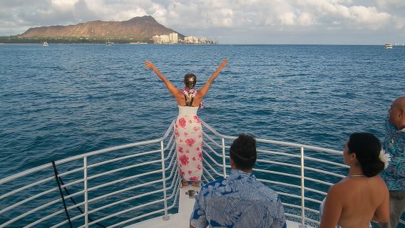 Круиз на закате с возможностью взять с собой еду у побережья Вайкики