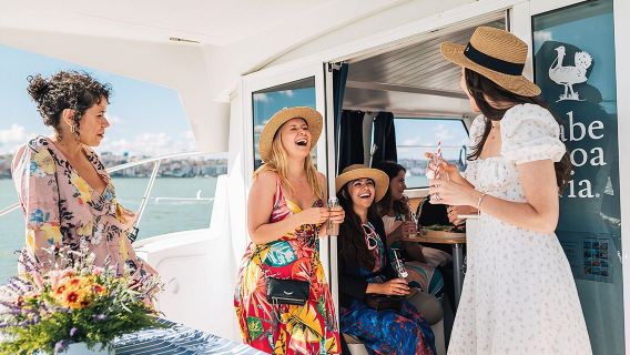 2H Lisbon Private Luxury Catamaran Tour with Welcome Drink