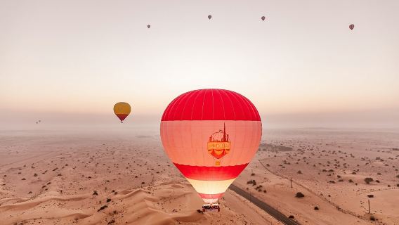 Tour en montgolfière premium au lever du soleil avec spectacle exclusif de fauconnerie en vol, petit déjeuner, balade à dos de chameau et transfert