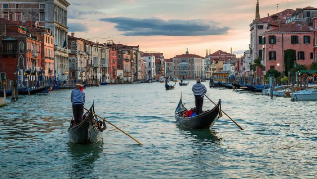 Romantic Venice: 30 Minute Gondola Ride with Serenade